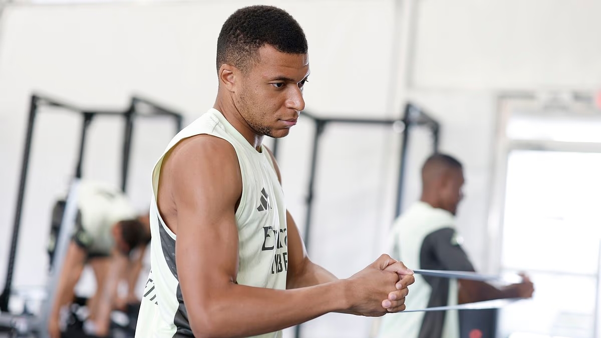 Mbappe và Dembele: Cuộc đua Quả bóng vàng 2025 đầy cam go